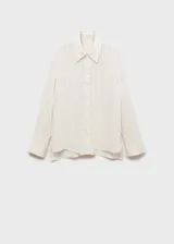 Camisa celeste con rayas verticales finas, de tejido fluido, manga larga abotonada, cuello camisero y corte recto.