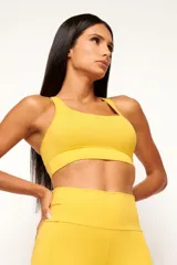 Top deportivo gris con diseño nadador, confeccionado en poliamida de alta performance. Cuenta con bolsillo trasero y bolsillo interno en el forro frontal.