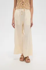 Pantalón viscosa color crudo, de corte recto y tiro alto, con cintura elastizada ajustable con cordón.