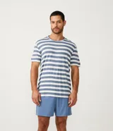 Conjunto de pijama corto para hombre, compuesto por remera de manga corta con cuello redondo y short con cintura elástica. Diseño a rayas horizontales en tonos azul y blanco.