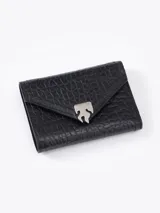 Billetera de cuero vacuno flor con textura graneada color marrón topo. Presenta un aplique metálico plateado con forma de llama en el frente y cierre magnético. El interior cuenta con múltiples ranuras para tarjetas y un bolsillo con cierre metálico.