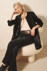 Saco liviano de cuero ovino gamuzado color negro, con terminación suavemente brillante.