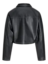 Campera corta de cuero sintético negra con cuello clásico, cierre frontal con cremallera, bolsillos con solapa en el pecho y costuras blancas en contraste.