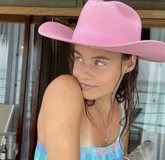 Sombrero texano marrón confeccionado artesanalmente en Uruguay con lana merino. Cuenta con cinta elástica interior para adaptarse a diferentes talles.