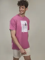 Remera fucsia de algodón con estampa rectangular en el frente que contiene una ilustración abstracta y texto en japonés.