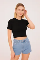 Remera negra corta de viscosa, al cuerpo y cuello a la base.