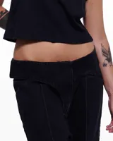 Pantalón de denim negro con corte sastrero de pierna ancha, tiro alto y pretina cruzada. Presenta un aplique de caballo/dragón en bronce hecho a mano y bordado del logo Temblad en la parte trasera.