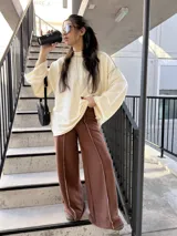 Pantalón deportivo marrón con detalles en color crudo y tela elastizada.