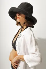 Gorro tipo pescador negro con cordón ajustable.