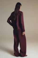 Pantalón palazzo color ladrillo confeccionado en lino 100%. Tiro medio, cintura ajustable con cordones, bolsillos laterales ocultos en costura y pierna ancha.