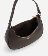 Cartera baguette pequeña de material sintético color marrón, sin estampa, con correa de mano y cierre de cremallera. No incluye pañuelo.