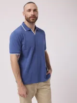 Remera azul con cuello polo y mangas cortas con ribete blanco.