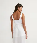 Blusa musculosa cropped blanca con escote cuadrado, tirantes anchos y lastex en la espalda, en raso.
