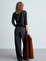 Remera de manga larga color gris oscuro, con cuello redondo y corte recto.