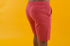 Bermuda de algodón color rosado, de corte clásico y diseño liso.