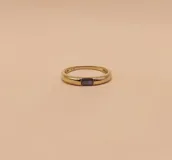 Anillo de oro amarillo 9k con zafiro rectangular de 4x5mm engarzado. Alianza de 2mm de ancho.