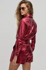 Camisa metalizada de lino, con mangas largas y ruedo curvo, más largo atrás.