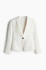 Blazer entallado color blanco, con solapas de muesca y cierre de un botón. Bolsillos de adelante ribeteados, botones decorativos en los puños y abertura atrás.