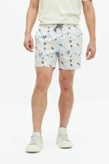 Short de baño con estampado a rayas verticales en tonos celeste y blanco, con cintura elástica ajustable con cordón, dos bolsillos laterales y uno trasero.