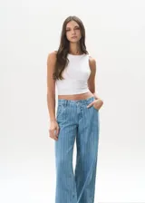 Pantalón de jean celeste con rayas verticales, tiro bajo y corte wide leg.