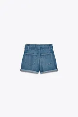 Bermuda de jean celeste, tiro alto, corte paper bag, con trabillas y cinturón lazada. Tiene bolsillos laterales y traseros.