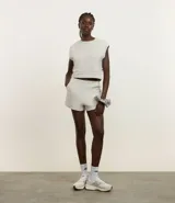 Bermuda deportiva femenina confeccionada en microfibra acanalada.