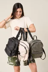 Mochila de nylon color beige con detalles en negro.