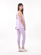 Musculosa deportiva gris con corte holgado y sisas amplias.