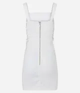 Vestido corto blanco de sarga con breteles medianos, escote cuadrado, cierre en la espalda y detalle de lazo lateral.
