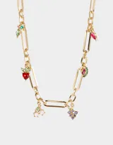 Collar corto con cadena dorada de eslabones alargados y dijes de frutas con strass de colores.