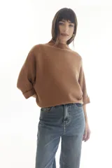Sweater negro de manga corta con cuello alto.