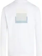 Remera blanca de manga larga con cuello redondo y logo de Calvin Klein estampado en el pecho.