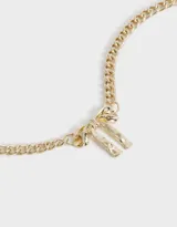 Collar corto dorado con cadena de eslabones gruesos y dije de moño.