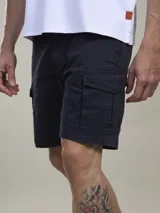 Bermuda de gabardina negra con bolsillos cargo laterales y corte recto.