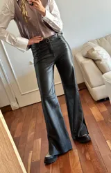 Pantalón oxford de cuero ovino negro con botón en guampa.