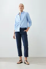Camisa celeste de corte clásico, confeccionada en tela Oxford de algodón.