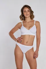 Soutien de microfibra color blanco, sin costuras, con aro y breteles regulables.