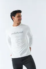Remera blanca de manga larga con logo gris de la marca Mistral estampado en el pecho.