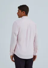 Camisa de vestir azul marino, de corte clásico, con cuello abotonado, manga larga y bolsillo en el pecho.