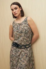 Vestido largo sin mangas con estampado animal print, escote redondo y corte con volado en el ruedo. Su silueta amplia y fluida ofrece movimiento y frescura, mientras que el tejido de viscosa aporta una textura suave y liviana.