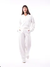 Campera blanca con capucha y cierre frontal, de corte cropped y mangas largas.