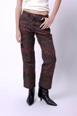 Pantalón recto con estampado abstracto en tonos marrones y negros, tiro medio.