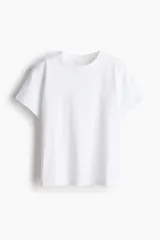 Remera blanca de algodón, corte amplio, con mangas cortas y cuello redondo.