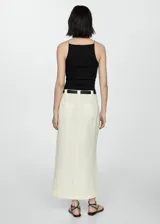 Top gris con tirantes finos, cuello halter y corte ajustado.