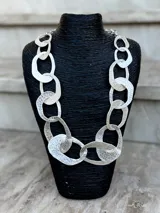 Collar plateado con eslabones grandes de forma irregular y textura martillada.