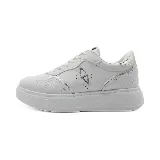 Zapatillas urbanas blancas con detalles plateados en el talón y laterales.