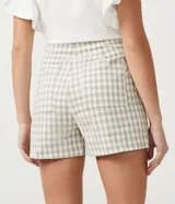Short de tiro alto con estampado de cuadros en tonos beige y verde, con botones decorativos en la cintura.