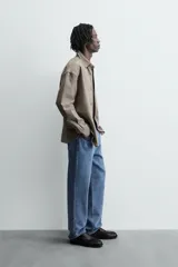 Camisa marrón claro de lino y viscosa, corte holgado, manga larga con puños abotonados y cierre frontal con botones.