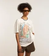 Remera oversize de algodón color crudo, con cuello redondo y mangas cortas. Estampa frontal con la obra "The Birth of Venus" de Botticelli.