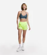 Short deportivo verde oscuro, modelo runner, con cintura elástica y pequeño bolsillo interior.